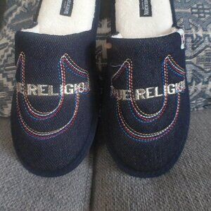 True Religion Men’s Denim & Sherpa Faux Fur Slippers Size Sm. 7-8. Item #J822-25